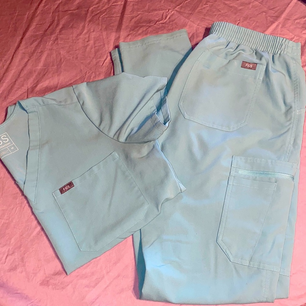 FIGS Sea Glass scrub set. Catarina top size medium. Yola bottoms size Small.